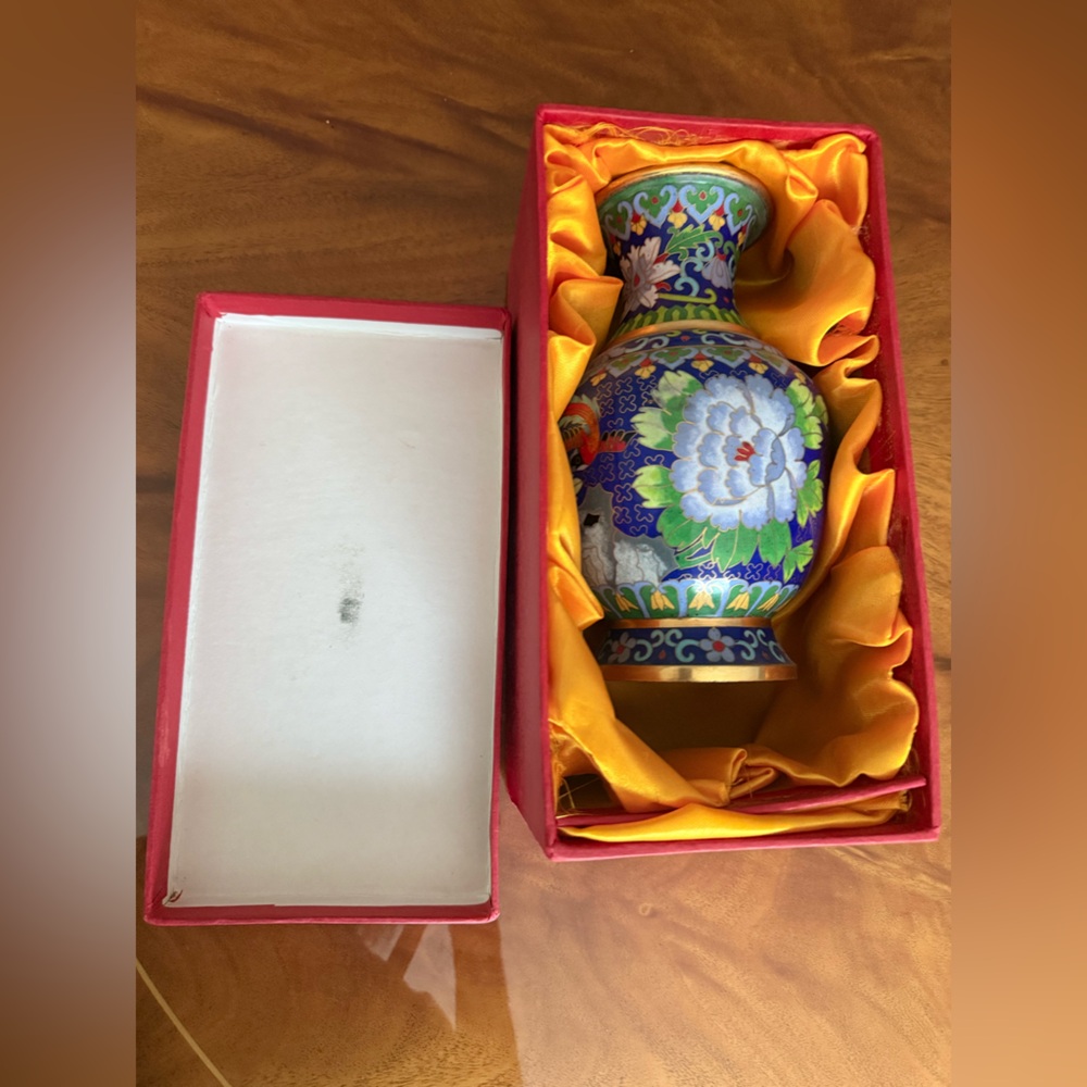 Elegant Blue and Gold Decorative  Chinese Vase